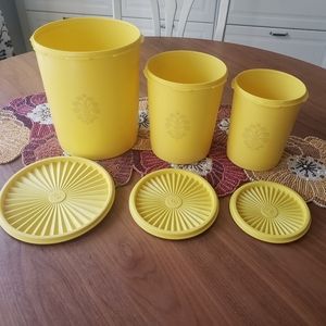Vintage Tupperware! Set of 3 canisters with lids ( 6 pieces total) exellent!